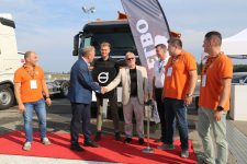 W dniu 30 sierpnia 2019 odbyły się II Targi Rozwiązań Transportowych 4Poland. Wydarzenie to połączone było z imprezą jubileuszową z okazji 25-lecia Volvo Trucks w Polsce. Nasza firma miała przyjemność zaprezentowania swoich produktów, jak również miało miejsce oficjalne przekazanie pojazdu Volvo FM 6×4 z zabudową firmy ELBO Sp z o.o. typu 3WH firmie „ZYKO-DRÓG” Sp z o.o. przez naszego prezesa, Pana Bogdana Stryjewskiego.